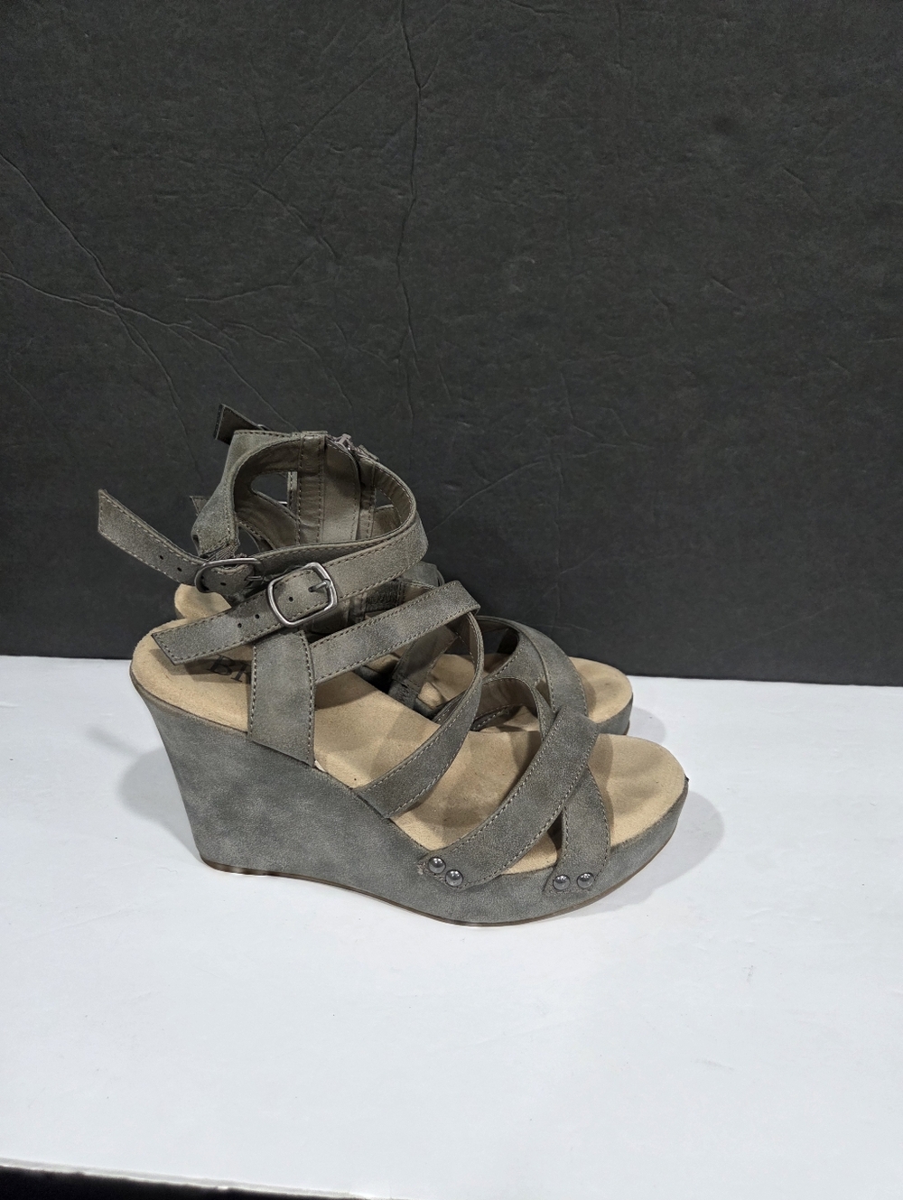 BKE Gray Strappy Wedge Sandals Faux Leather Sz.6.5